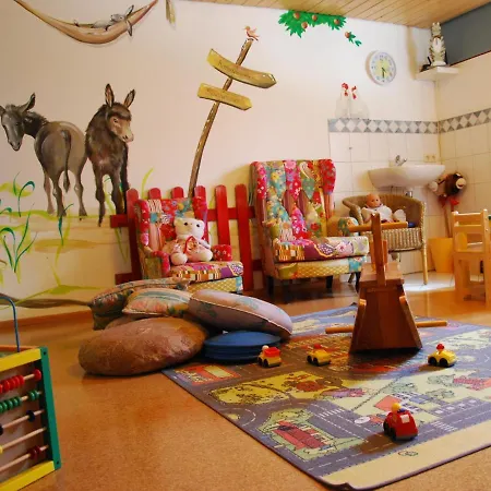 Katzenmaier, Bauernhof- Und Familienurlaub Am Bodensee, Grosszuegig Wohnen, Messenah Und Teils Barrierefrei, Spielangebot Fuer Drinnen Und Draussen, Parkplatz Am Haus, Gute Oepnv-anbindung * 프리드리히스하펜