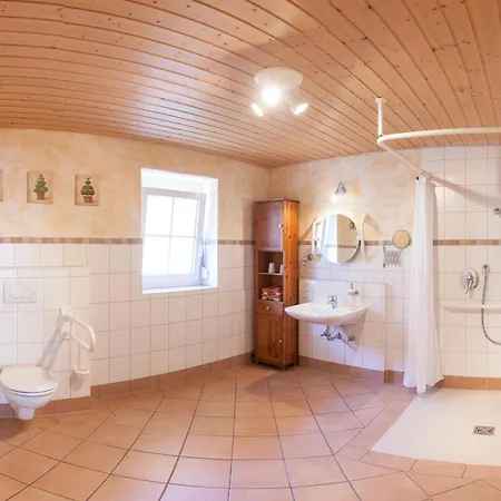 Katzenmaier, Bauernhof- Und Familienurlaub Am Bodensee, Grosszuegig Wohnen, Messenah Und Teils Barrierefrei, Spielangebot Fuer Drinnen Und Draussen, Parkplatz Am Haus, Gute Oepnv-anbindung *