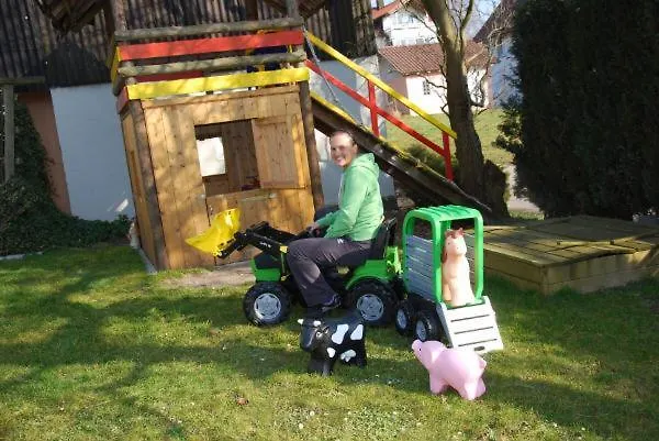 아파트 Katzenmaier, Bauernhof- Und Familienurlaub Am Bodensee, Grosszuegig Wohnen, Messenah Und Teils Barrierefrei, Spielangebot Fuer Drinnen Und Draussen, Parkplatz Am Haus, Gute Oepnv-anbindung 프리드리히스하펜